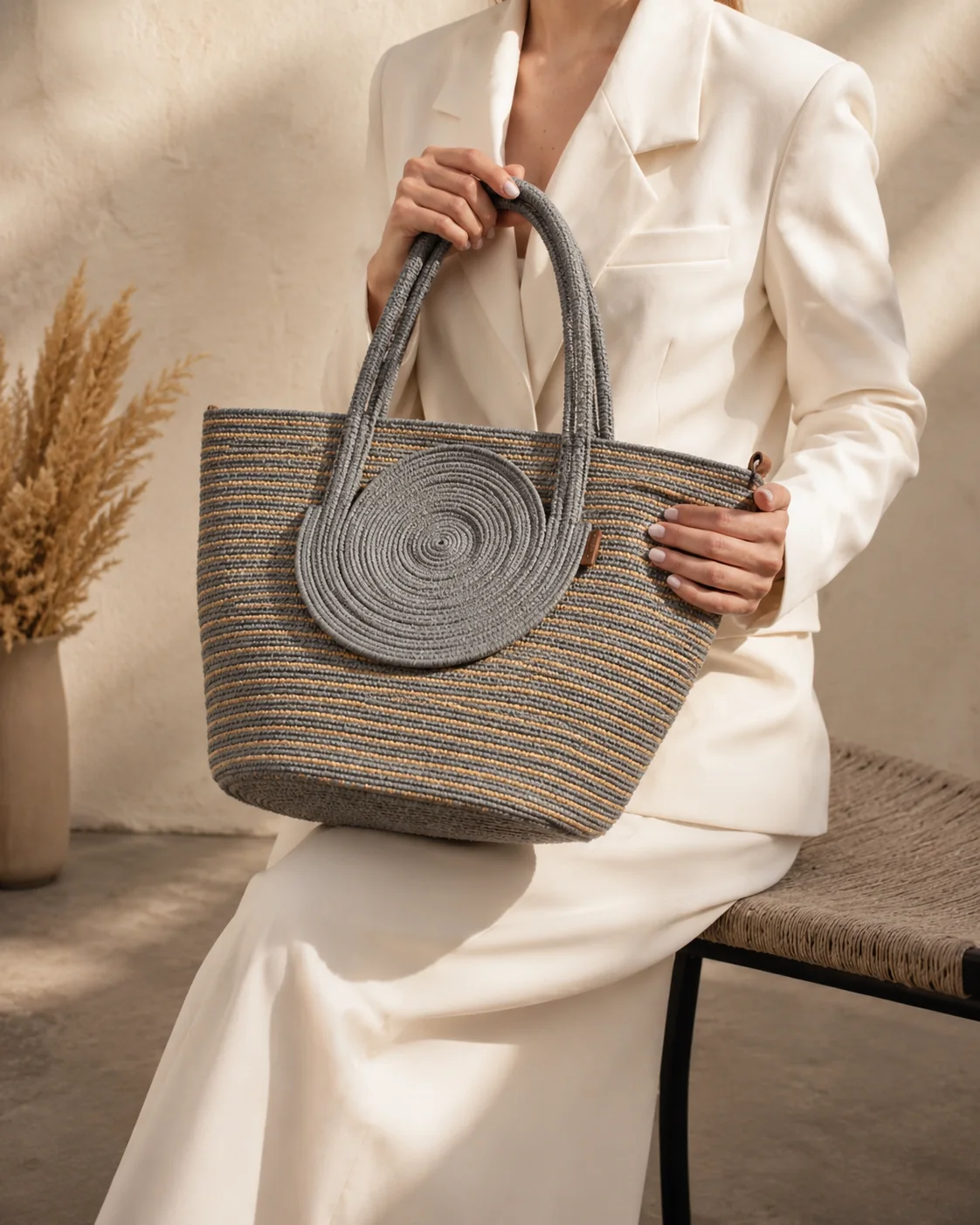 Bolso artesanal Kreanna con textura y estilismo elegante